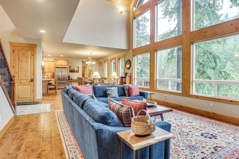 Living Room | Seasonal Gas Fireplace (November 15-March 15) | Main Level