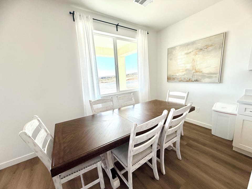 Dining room/kitchen area