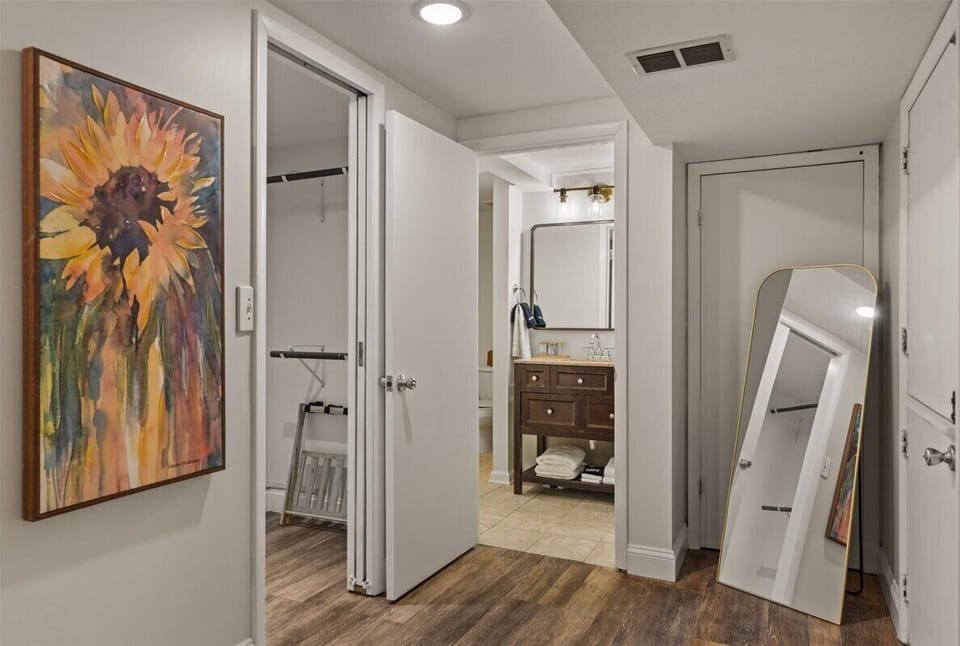King Bed in Basement Bedroom w/ Ensuite + Desk