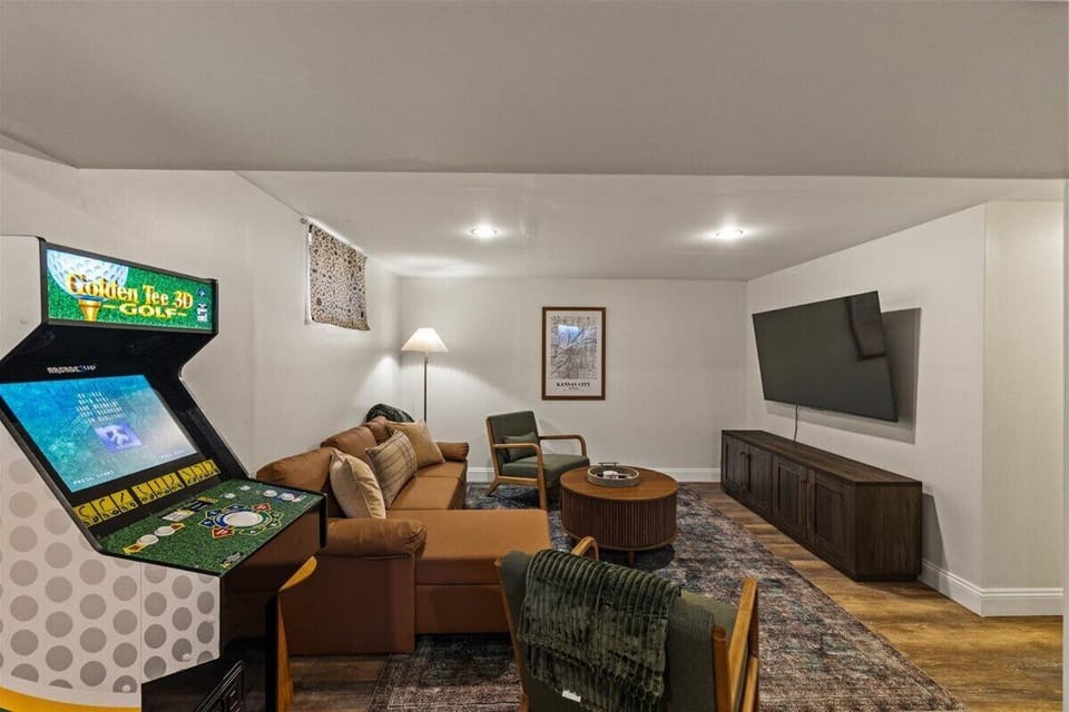 Gameroom with Bar, Refrigerator, Work Out Equipment, Darts & Golden Tee Arcade Game