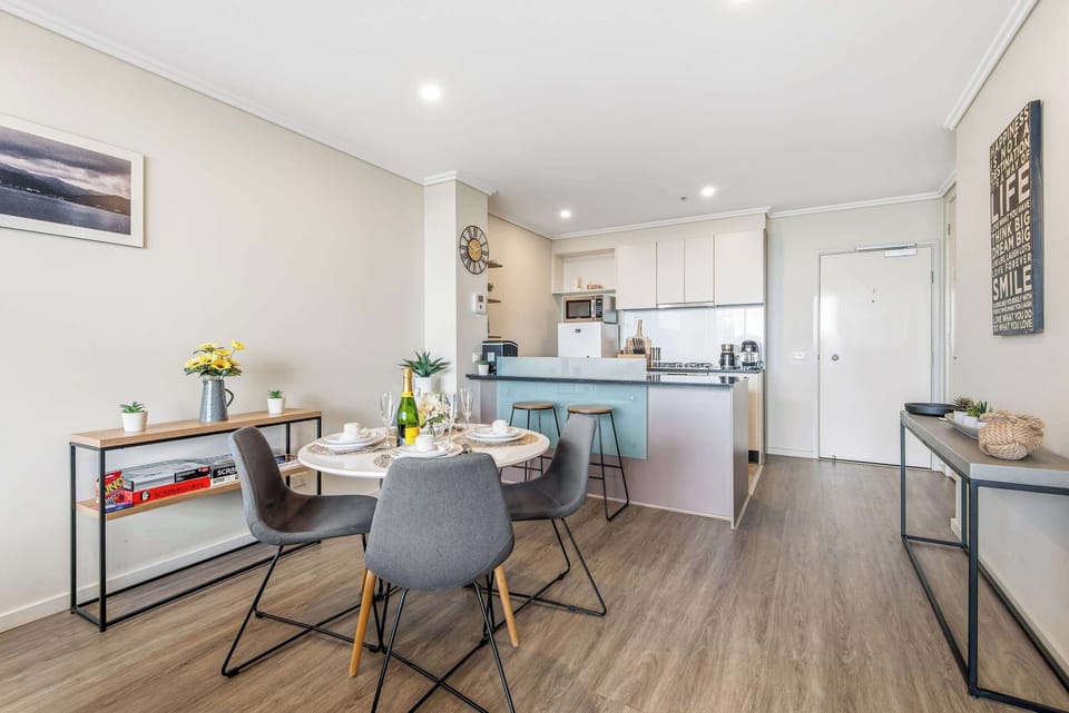 A beautiful space for shared meals, connecting the kitchen and the lounge seamlessly.