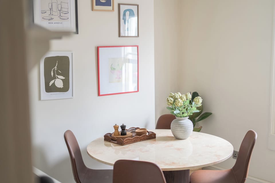Deluxe Apartment, Balcony, City View | In-room dining