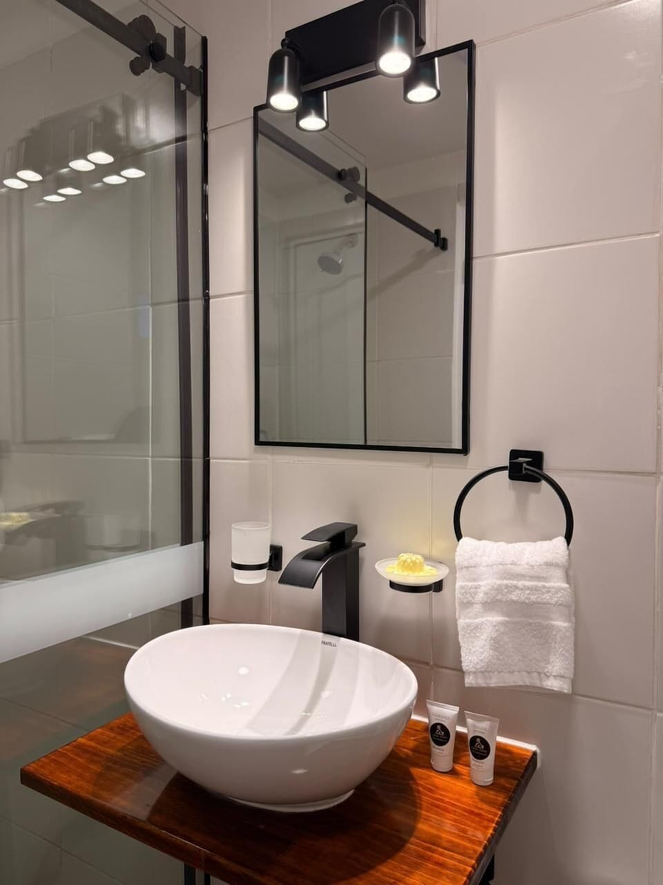 Standard Room | Bathroom | Shower, hair dryer, towels, soap