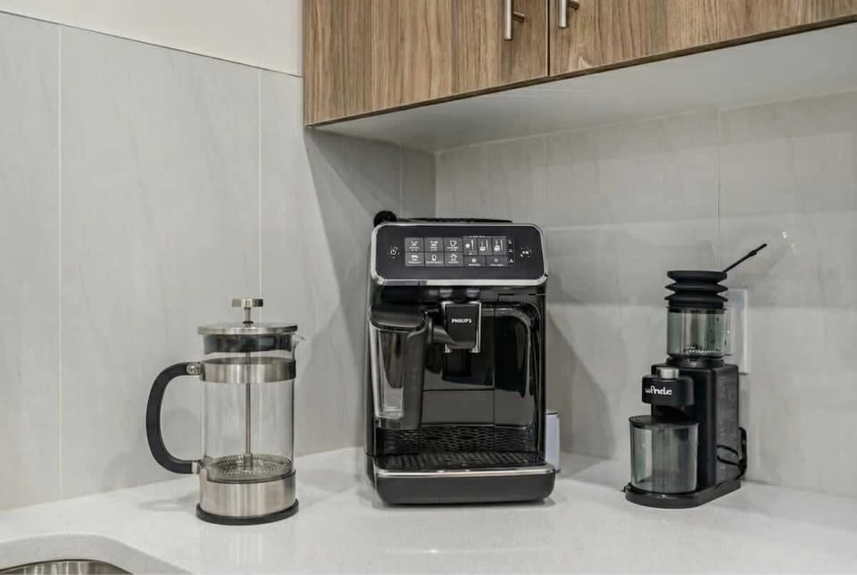 Super automatic espresso maker: lattes, cappuccino, espresso and coffee