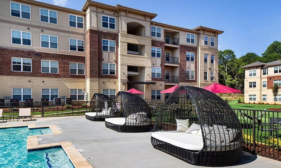 Seasonal outdoor pool, free cabanas, sun loungers