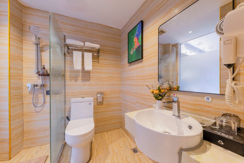 Club Double Room | Bathroom | Shower, hair dryer, slippers, towels