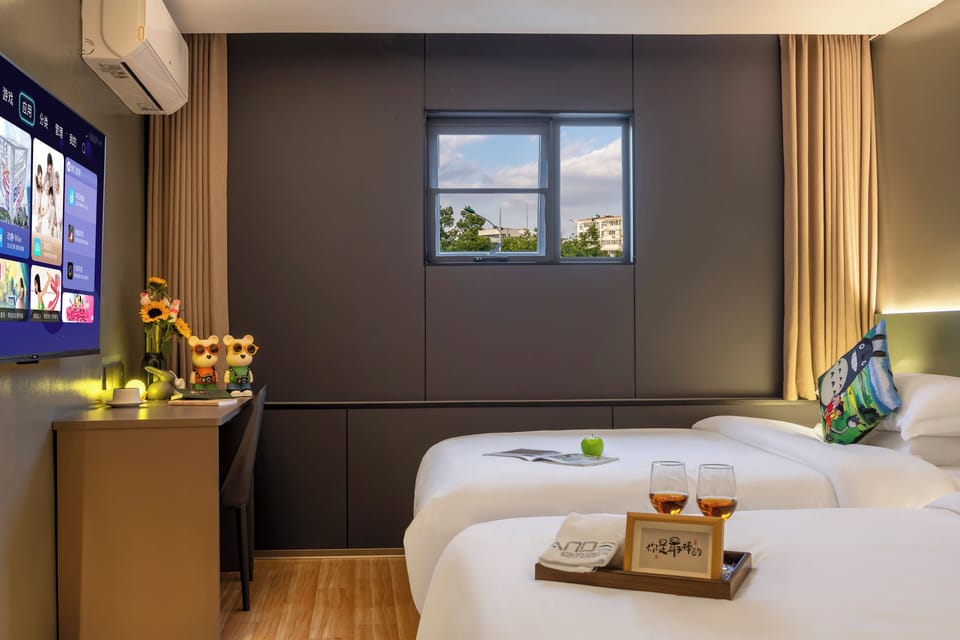Luxury Twin Room | Desk, laptop workspace, blackout drapes, soundproofing