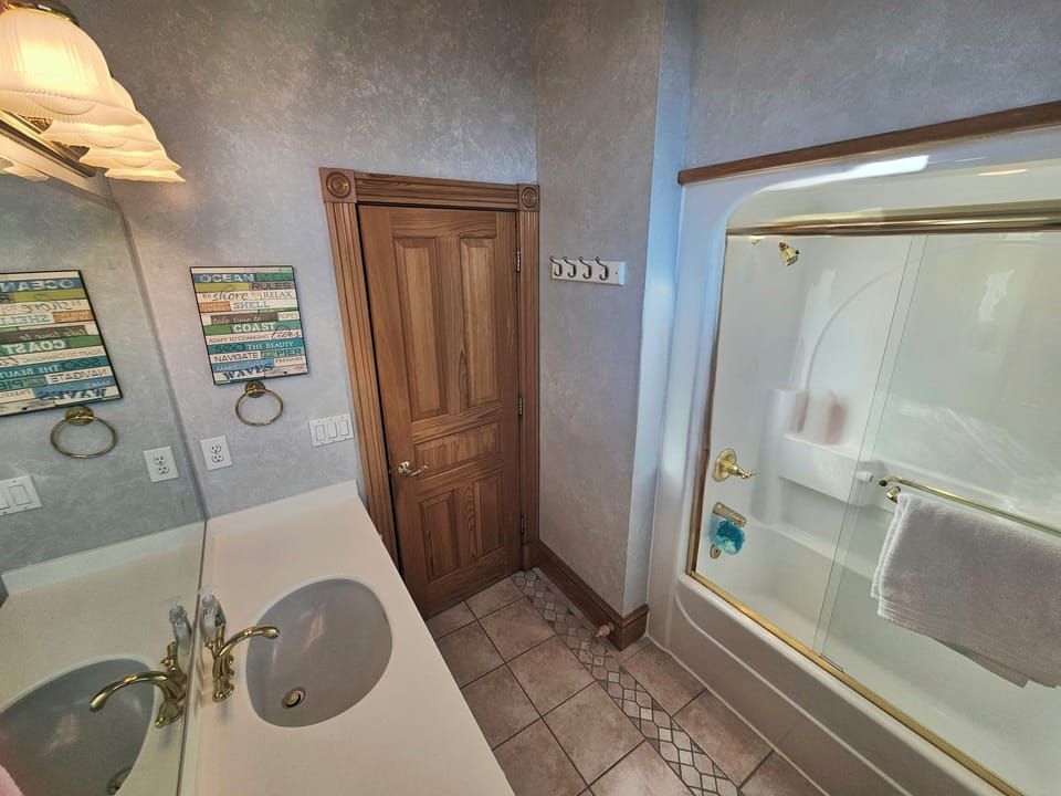 2nd level full bath