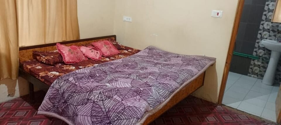 Double Room | Rollaway beds (surcharge), bed sheets