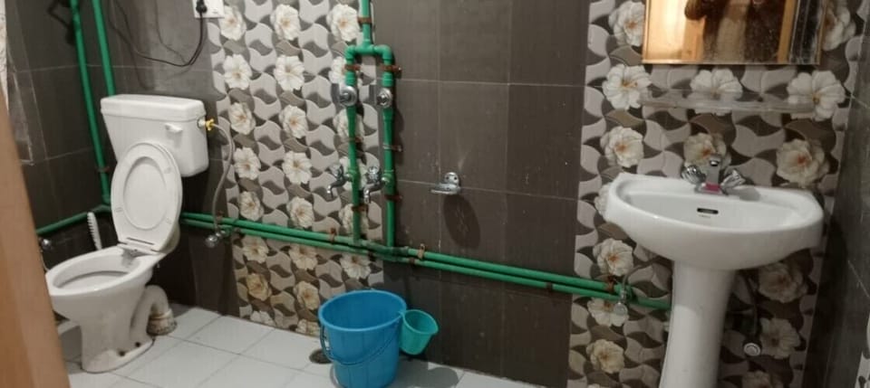 Double Room | Bathroom | Shower, free toiletries, towels, soap