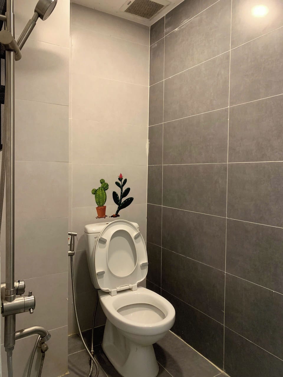Family Room | Bathroom | Shower, free toiletries, hair dryer, towels