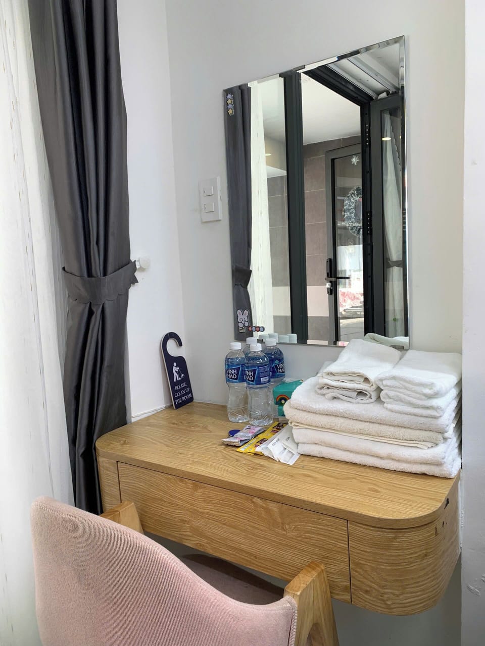 Family Room | Desk, WiFi (free)