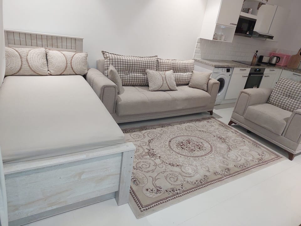 Deluxe Apartment, Balcony, Garden View | Living area
