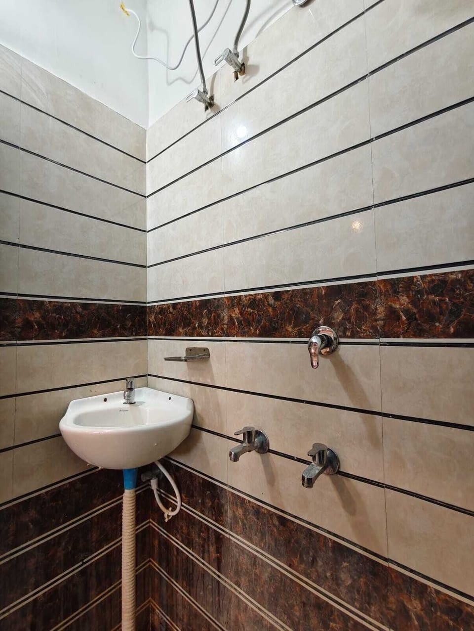 Deluxe Double Room | Bathroom | Shower, free toiletries, towels, soap