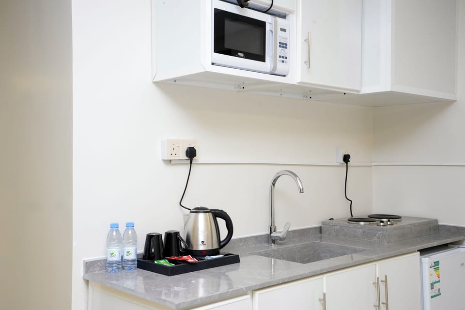 Luxury Studio, 1 Queen Bed | Private kitchen | Mini-fridge, microwave, stovetop