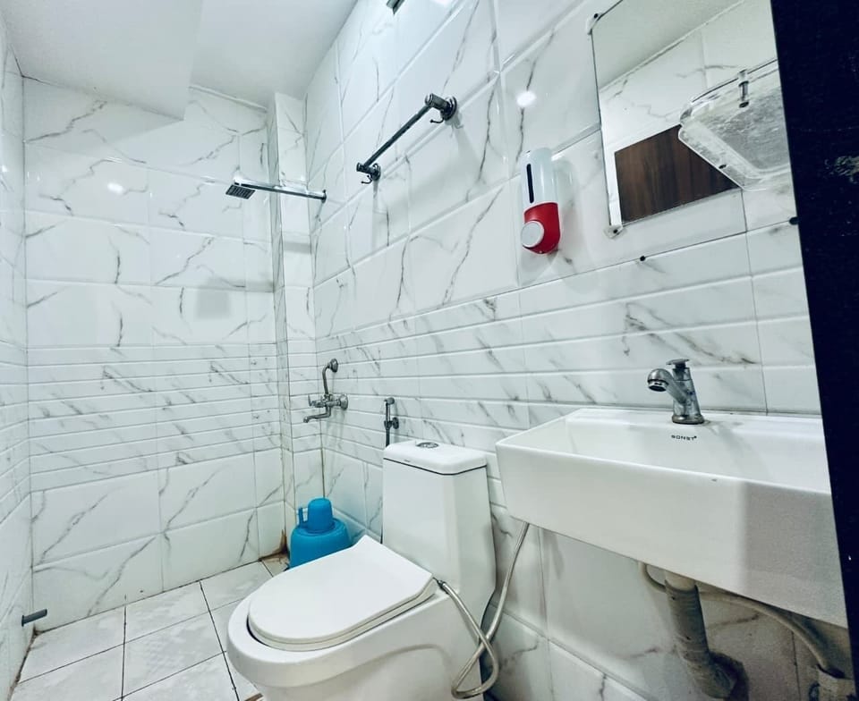 Shower, free toiletries, towels