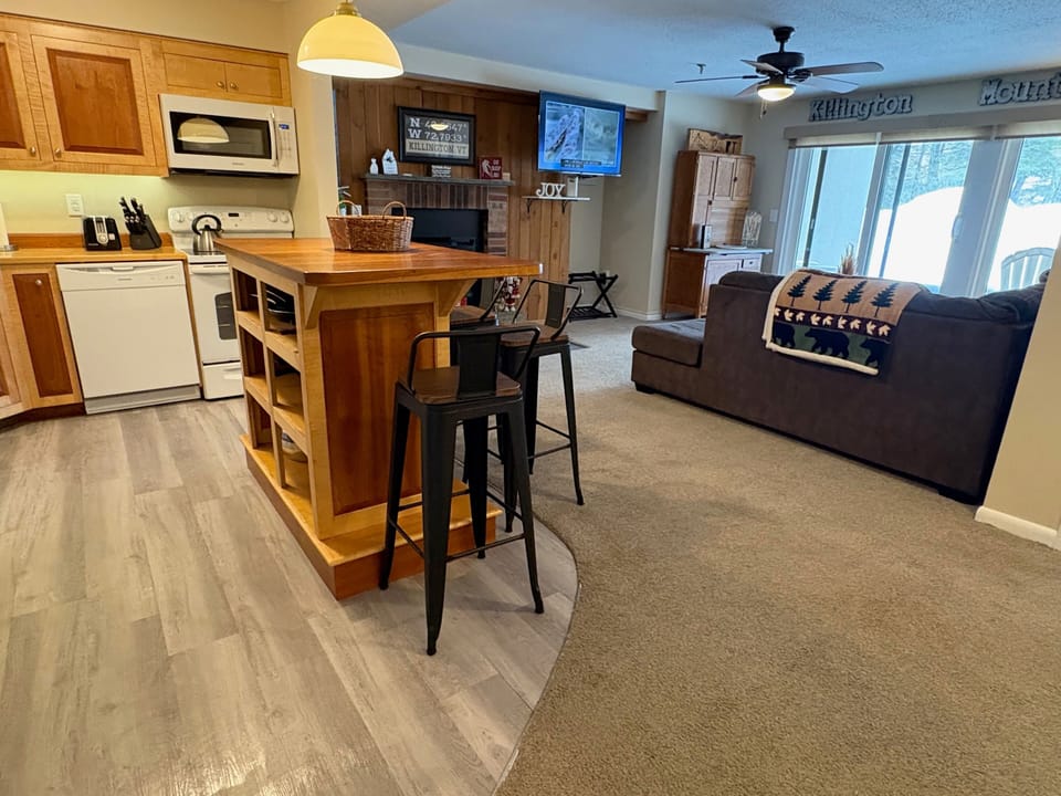 Condo, 1 Bedroom | Living area