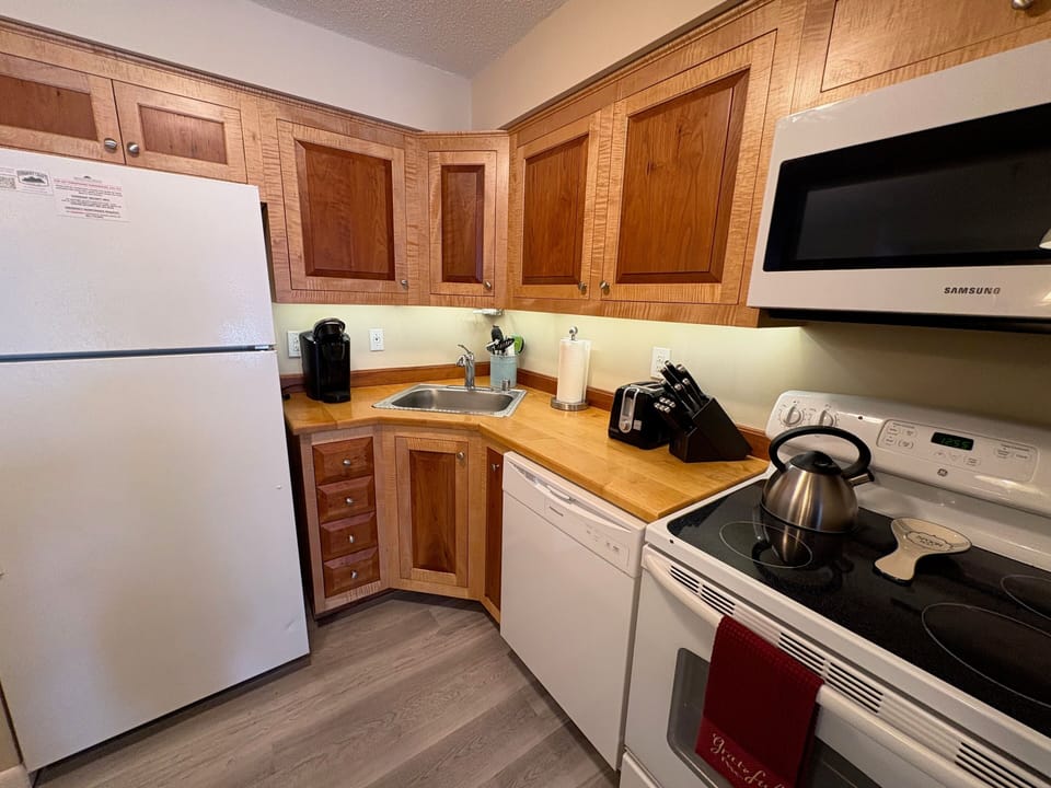 Condo, 1 Bedroom | Private kitchen | Fridge, oven, coffee/tea maker, toaster
