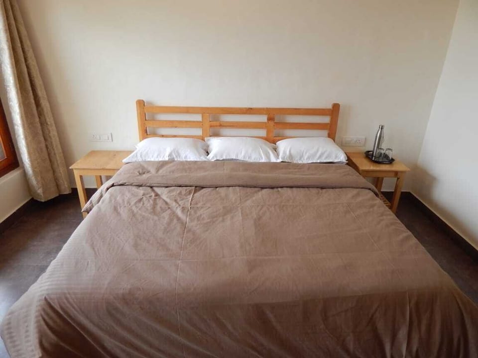 Standard Double or Twin Room, Balcony, Hill View | Living area