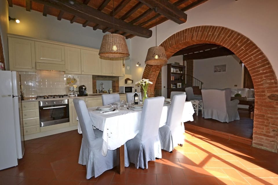 Villa (4 Bedrooms) | In-room dining