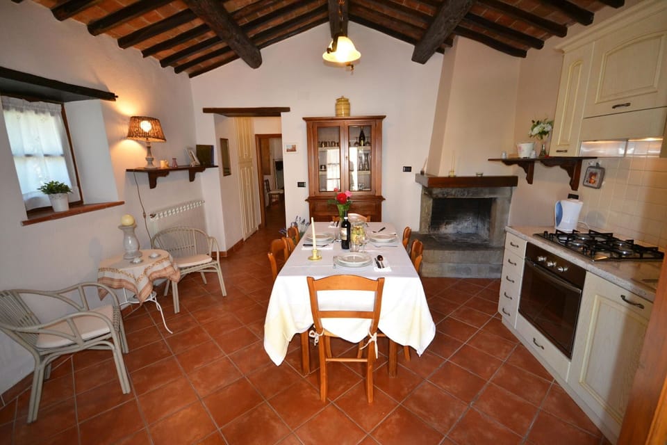 Villa (4 Bedrooms) | In-room dining