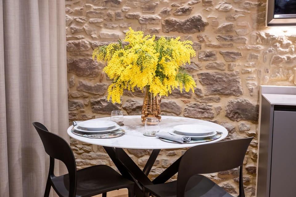 Apartment (1 Bedroom) | In-room dining