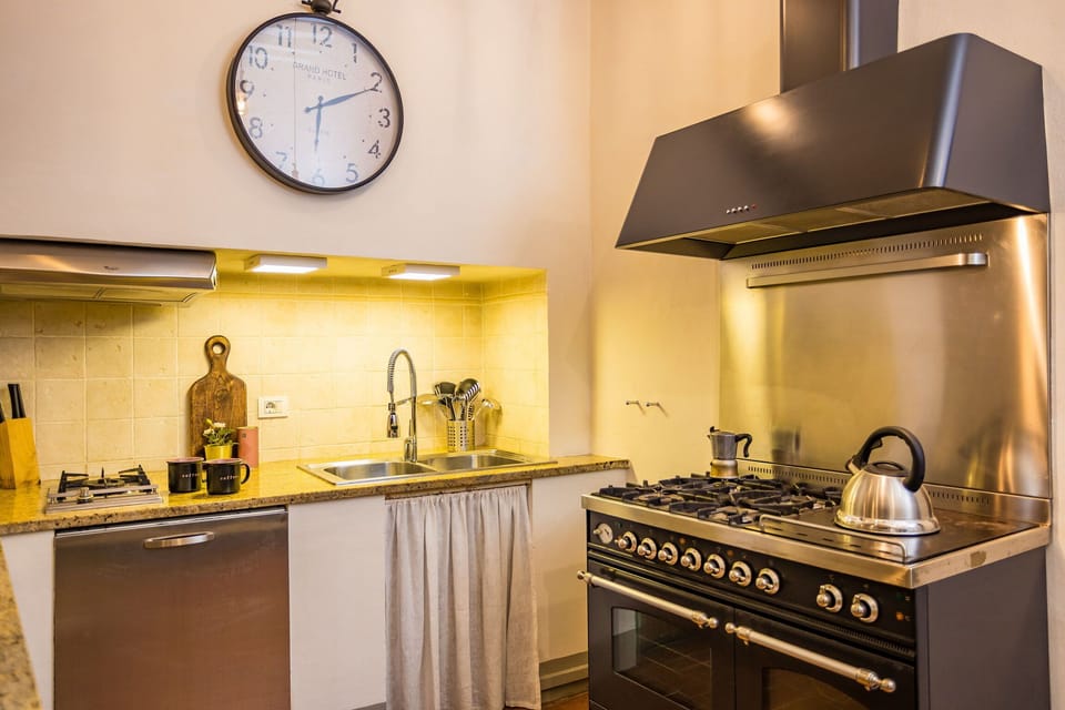 Apartment (4 Bedrooms) | In-room dining