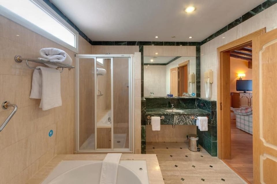 Junior Suite, Garden View | Bathroom | Bathtub, bidet