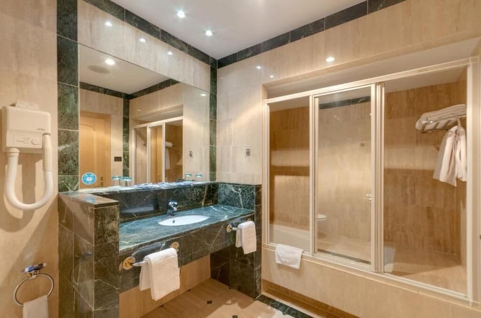 Bathtub, bidet