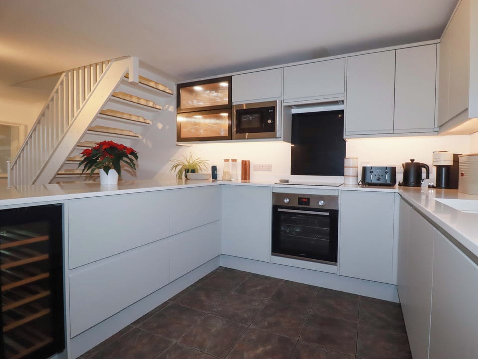Fridge, microwave, dishwasher, cookware/dishes/utensils