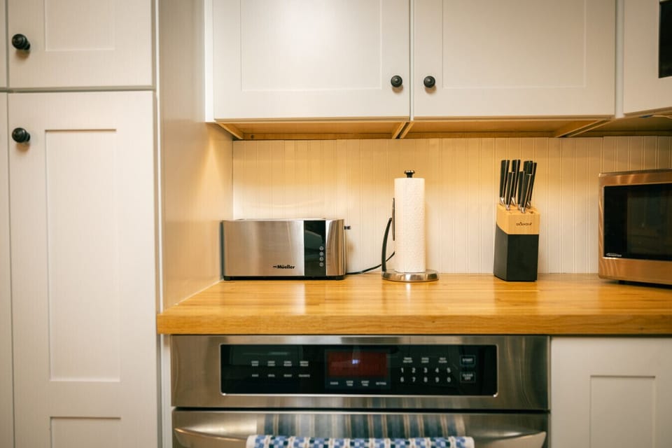 Thoughtful details in every corner. We provide the essentials so you don`t have to—including paper towels, sharp cutlery, and reliable appliances. It’s a clean, bright workspace designed to make meal prep as relaxing as the rest of your stay.