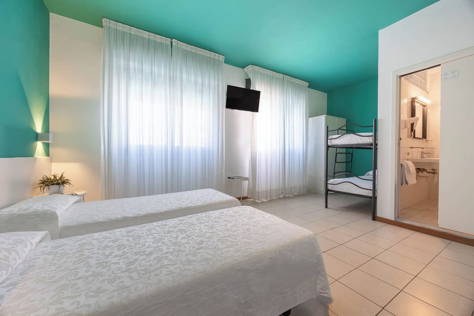 Family Room | In-room safe, iron/ironing board, free WiFi, bed sheets