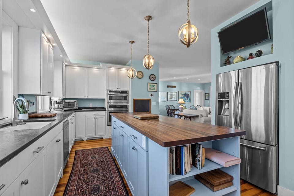 Gorgeous gourmet kitchen with high-end appliances and amenties