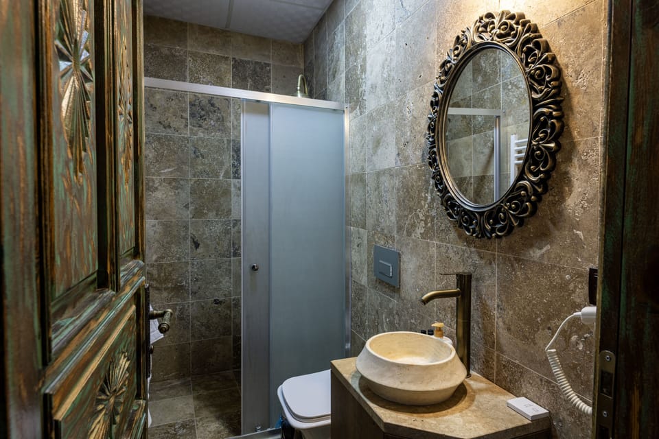 Deluxe Double Room, Garden View | Bathroom | Hair dryer, towels, soap, shampoo