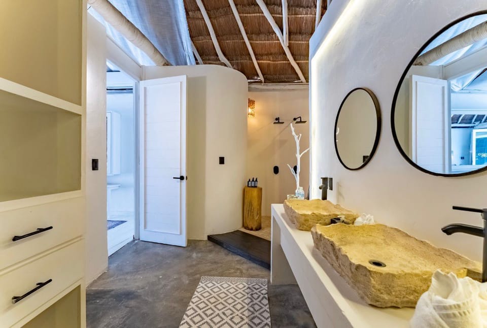 Suite Ocean Front | Bathroom | Shower, hair dryer, towels, soap