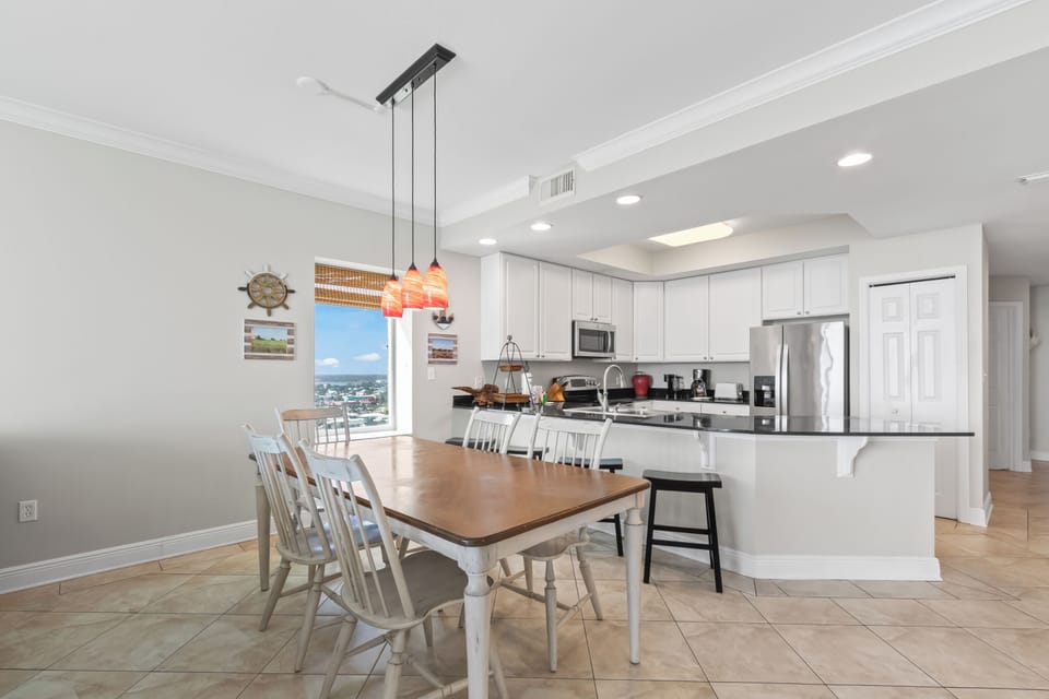 Executive Condo, 3 Bedrooms, Balcony, Beach View | In-room dining