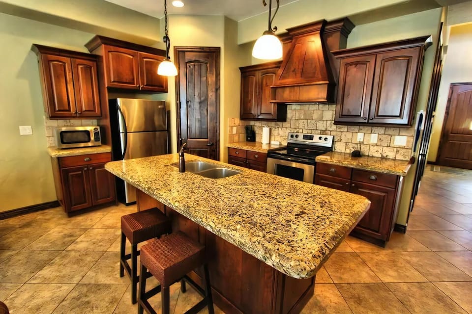 KITCHEN AND ISLAND SEATING