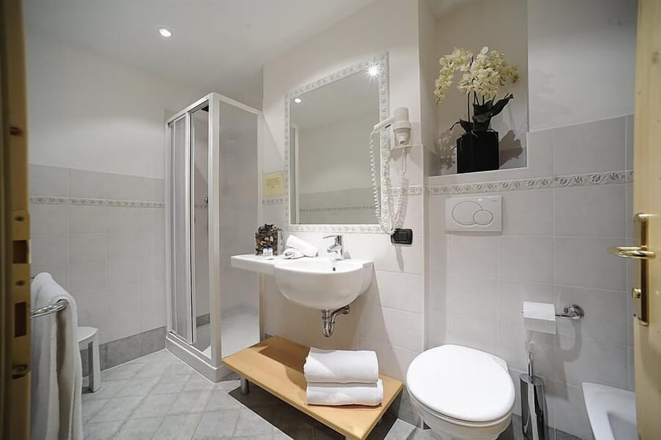 Suite, 1 Bedroom, Balcony | Bathroom | Free toiletries, hair dryer, bidet, towels