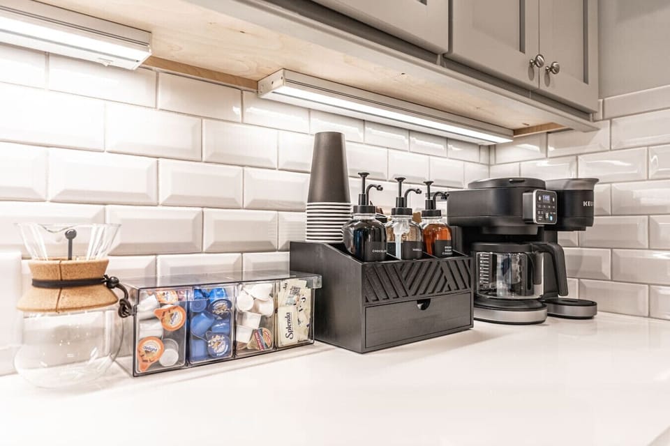 Coffee station with keurig, drip and pour over