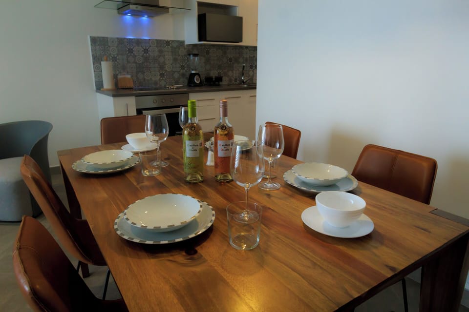 Luxury Apartment, 3 Bedrooms, City View | Dining room
