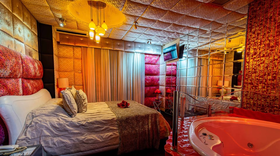 Double Room, Jetted Tub | Blackout drapes, soundproofing, iron/ironing board, free WiFi