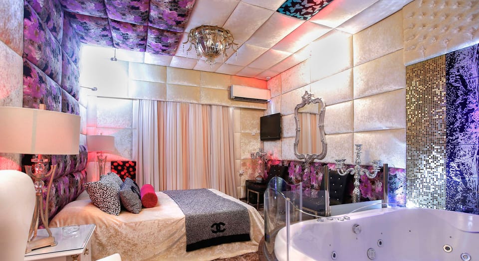 Double Room, Jetted Tub | Blackout drapes, soundproofing, iron/ironing board, free WiFi