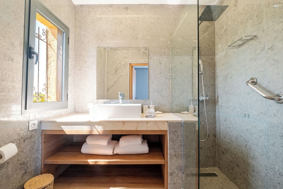 Junior Suite | Bathroom | Bathrobes, slippers