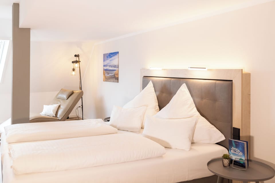 Grand Studio | Hypo-allergenic bedding available, in-room safe, desk, WiFi (free)