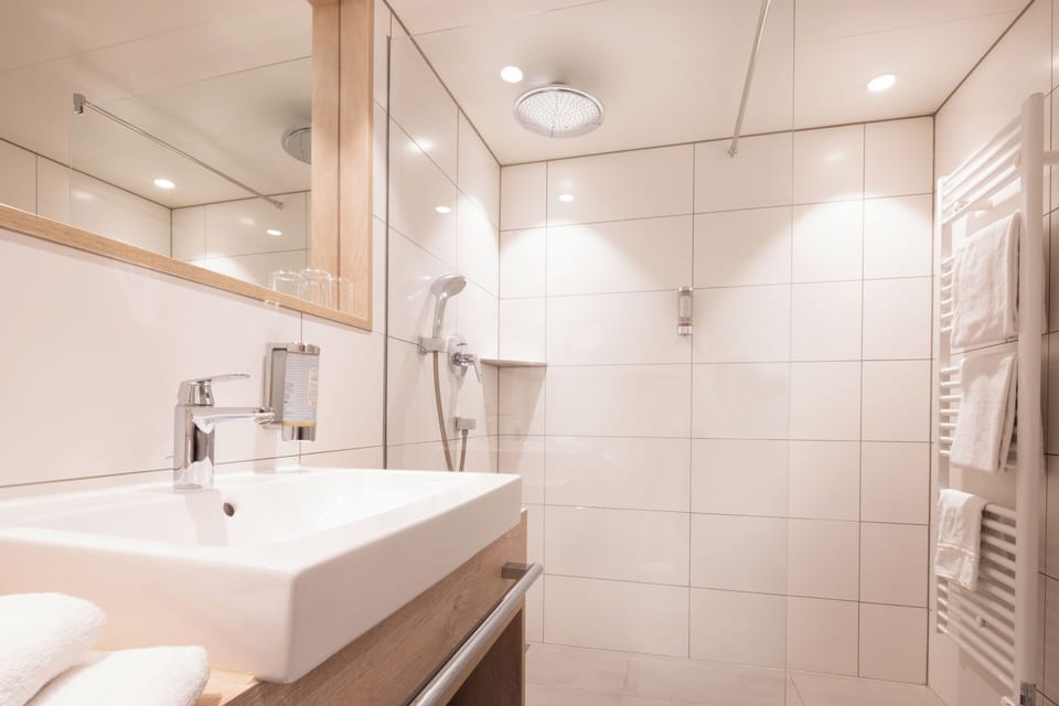 Deluxe Studio, Garden View | Bathroom | Shower, hair dryer, bathrobes, towels