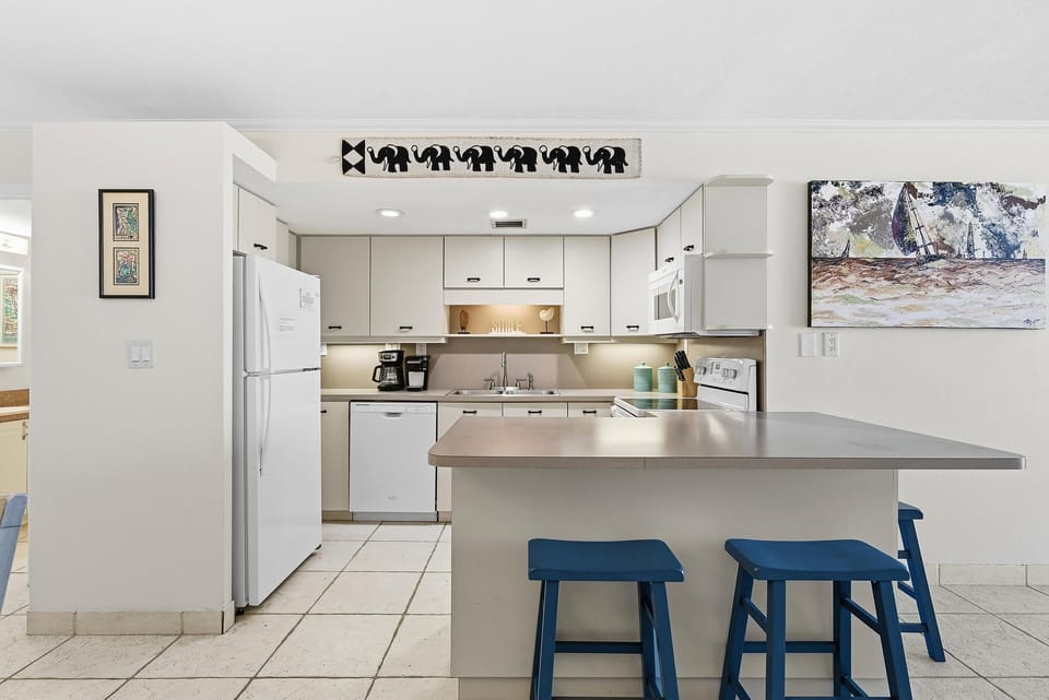 Condo, Multiple Beds (Pelican A403) | Private kitchen | Oven