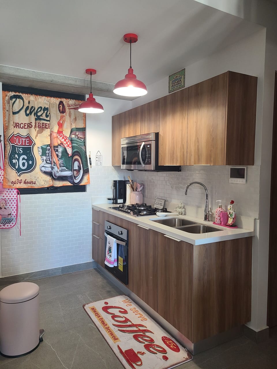 Fully equipped kitchen: stove, oven, microwave, refrigerator, coffee maker