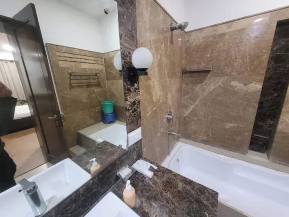 Shower, rainfall showerhead, free toiletries, towels