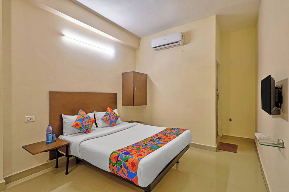 Egyptian cotton sheets, premium bedding, in-room safe, WiFi (free)