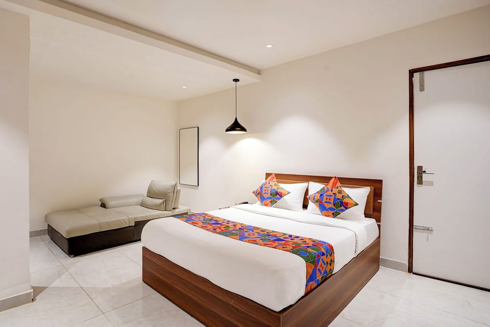 Egyptian cotton sheets, premium bedding, in-room safe, WiFi (free)